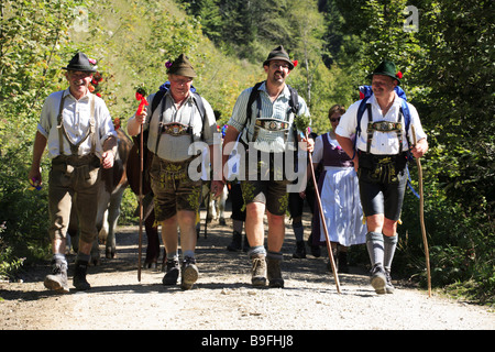 Germania Chiemgau fatto-edge stockmen alpabtrieb allegramente 'serie Chiemgauer Alpi Baviera persone uomini cappelli Lederhose donna Foto Stock