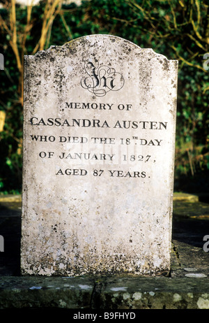 Chawton sagrato Hampshire REGNO UNITO Inghilterra Lastra tombale di Cassandra Austen 1827 madre di Jane Austen romanziere inglese autore scrittore Foto Stock