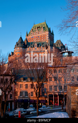 I primi raggi di luce ha colpito l'hotel Chateau Frontenac, visto da Montmorency park Foto Stock