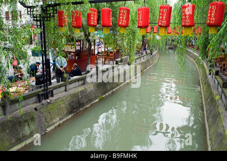 La Cina, nella provincia di Sichuan, città di Dujiangyan, un fiume e lanterne presso l'irrigazione del patrimonio mondiale Unesco Foto Stock