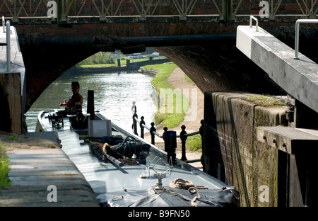 Canal Boat che viaggiano sotto il ponte sul fiume Foto Stock