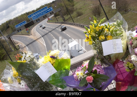 La Gran Bretagna Inghilterra motoring M60 Autostrada omaggi floreali sul ponte dopo il fatale incidente stradale Foto Stock