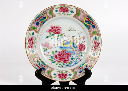 Un dipinto a mano cinese antico piatto porcellana decorata con gli uccelli in smalti luminosi, circa 1760. Foto Stock