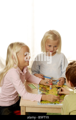 Ragazza ragazzo board-gioco allegramente dettaglio serie persone bambini gioco divertente gioie insieme i fratelli amici passatempo attività Foto Stock