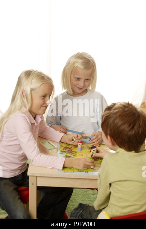 Ragazza ragazzo board-gioco allegramente dettaglio serie persone bambini gioco divertente gioie insieme i fratelli amici passatempo attività Foto Stock