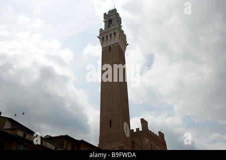 La torre principale di La Torres de Mangia nella piazza chiamata Piazza del Campo sotto un cielo grigio a Siena Italia Foto Stock