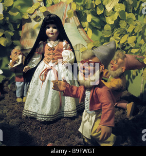 Germania Baviera nuova parte della città tradizionale costum-doll-museo di bambole neve nane bianche cameriere-franc Coburgerland figure donna Foto Stock