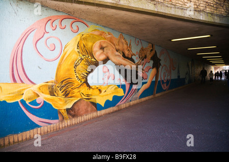 Un murale raffigurante la danza contemporanea dipinto sul muro del sottopassaggio pedonale. Weymouth lungomare. Il Dorset. Regno Unito. Foto Stock