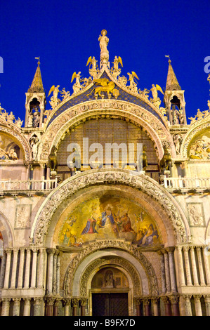 La facciata dettaglio presso la Basilica di San Marco a Piazza San Marco a Venezia, Italia Foto Stock