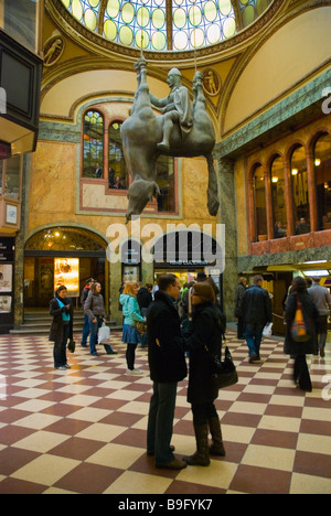 Le persone in attesa di ottenere a Lucerna il cinema a Lucerna Pasaz galleria shopping in centro di Praga Repubblica Ceca Europa Foto Stock