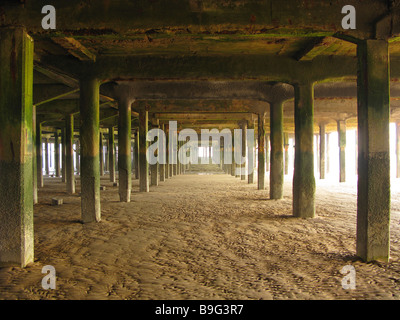 Abstract immagine in prospettiva di una spiaggia sotto un molo. Foto Stock