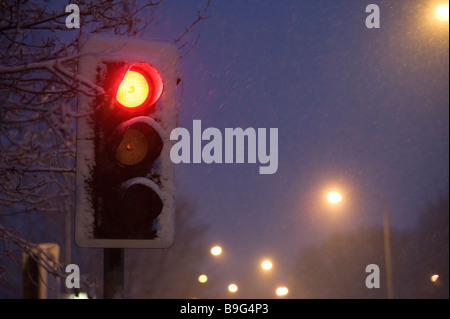 Semaforo rosso coperto di neve in Inghilterra in inverno Foto Stock