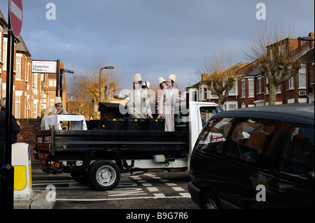 Giovani ebrei ortodossi uomini celebra la festa di Purim a Stamford Hill Londra Foto Stock