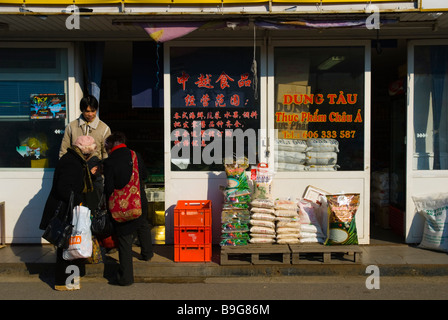 Lo shopping al mercato asiatico nella periferia di Praga Repubblica Ceca Europa Foto Stock