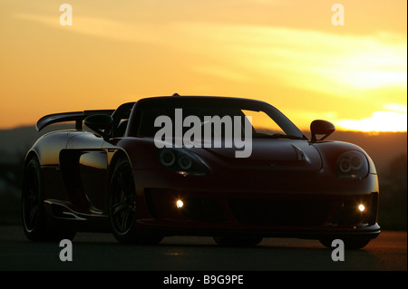 Porsche Gemballa mirage anteriore rosso-vista tramonto veicolo di serie auto vetture sport sport-luci di auto in coda luci simbolo spin Foto Stock