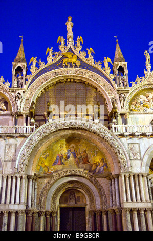 La facciata dettaglio presso la Basilica di San Marco a Piazza San Marco a Venezia, Italia Foto Stock