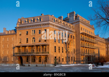 L'Ecole d'architecture de l'universite laval è raffigurato come il sole sorge nel vecchio quartiere del Quebec a Quebec City Foto Stock