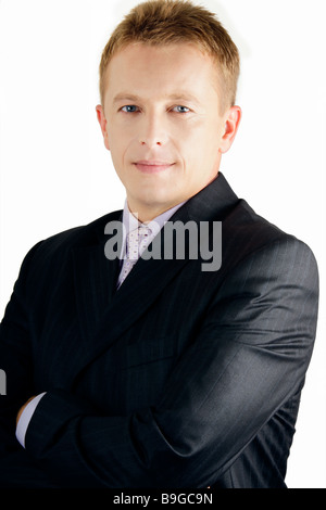 Gentile medioevo attraente business man standing isolati su sfondo bianco Foto Stock