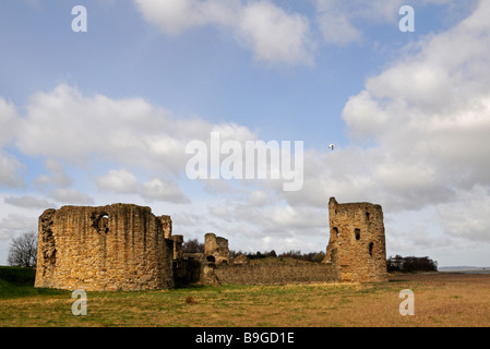 Flint Castle dal fiume Dee, Flintshire, il Galles del Nord. Foto Stock