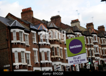 Un 'lasciare segno si trova davanti a una fila di Londra maisonettes durante il credit crunch slump alloggiamento, England, Regno Unito Foto Stock