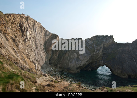 Foro di scale a Lulworth Cove parte della Jurassic Coast. La maggior parte delle caratteristiche notevoli del foro di scale è visto nella scogliera orientale. Qui è una sezione trasversale attraverso il Lulworth Crumple, dove le piccole pieghe nel Purbeck gli strati sono presenti entro il ripido arto settentrionale del Purbeck monoclino. Foto Stock