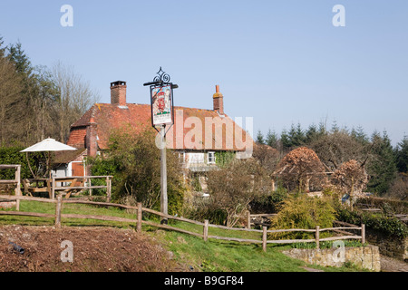 Il duca di Cumberland la quintessenza Inglese pub di campagna nel borgo vicino a Midhurst in South Downs National Park. Henley West Sussex England Regno Unito Foto Stock