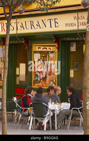 Spagna Madrid Plaza Puerta Cerrada street-ristorante gli ospiti con piastrelle di immagine Foto Stock