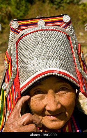 Ritratto di una donna Akha indossando una testa tradizionale usura. Foto Stock