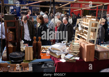 Lo Shopping al Mercato di Portobello Road Londra Marzo 2009 Foto Stock