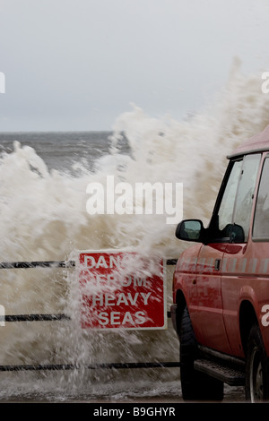 Onde si infrangono sul lungomare durante una tempesta di primavera a Scarborough, Yorkshire Regno Unito. Foto Stock
