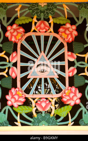 Occhio divino simbolo alla Cao Dai temple a Tay Ninh vicino a Ho Chi Minh City Saigon Vietnam Foto Stock