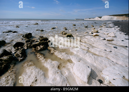 Chalk spiaggia e scogliere lungo le sette sorelle visto da Birling Gap in East Sussex Foto Stock