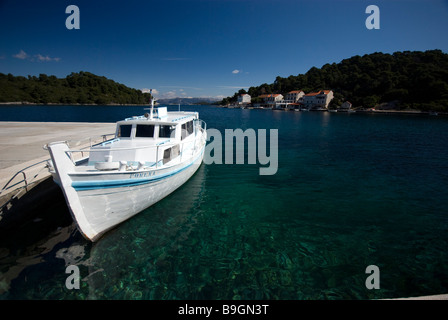 Una barca poggia in Pomena's porta sull'isola di Mljet, Croazia Foto Stock