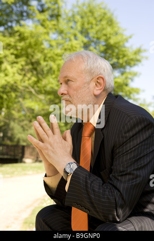 Park imprenditore premurosamente dettaglio Foto Stock