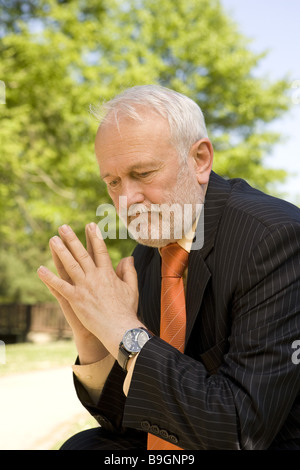 Park imprenditore premurosamente dettaglio Foto Stock