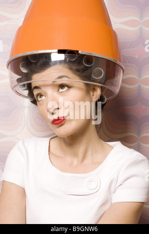 Salone di coiffeur donna bigodini ritratto dell'essiccatore Foto Stock