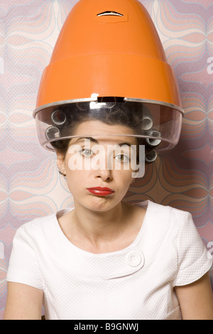 Salone di coiffeur donna bigodini ritratto dell'essiccatore Foto Stock