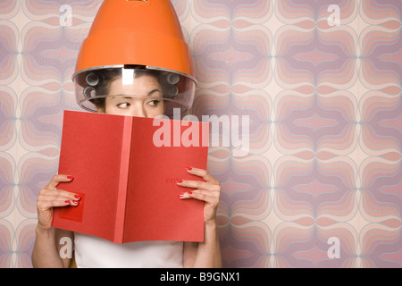 Salone di coiffeur donna bigodini essiccatore illustrato semi-portrait 20-30 anni 70er anni osservando lo sguardo di bellezza donna laterale Foto Stock