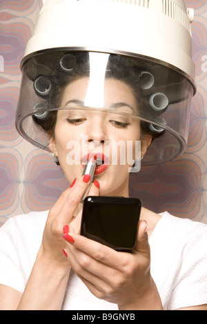 Salone di coiffeur donna bigodini essiccatore labbra rende su ritratto 20-30 anni 70er anni essendo troppo ingombranti vanità Bellezza Donna Foto Stock