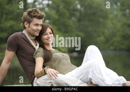 Foresta-lago di Ponte di coppia innamorata seduta relax poggia bath-ponte di rilassamento Relax Tempo libero Tempo libero Foto Stock