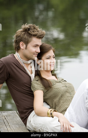 Il lago di Ponte di coppia innamorata seduta relax dettaglio poggia bath-ponte dettaglio relax Relax Tempo libero Foto Stock
