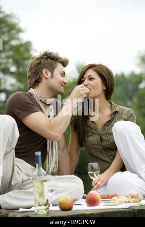 Il lago di Ponte di coppia innamorata seduta picnic a mangiare allegramente dettaglio poggia bath-ponte dettaglio pane pasto Relax Tempo libero Foto Stock