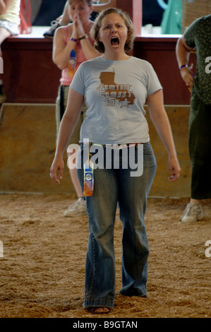 Moglie concorrente di marito chiamando concorso presso il Dutchess County Fair, Rhinebeck, NY Foto Stock