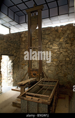 Ghigliottina francese sul display Residuati Bellici Museum di Ho Chi Minh City Vietnam Foto Stock