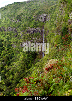 Chamarel cascata Mauritius circondato dalla vegetazione del fiume Nero Gorge National Park Foto Stock