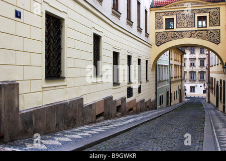 Thunovska Street view con arcate bridgee su di esso. Praga, Repubblica Ceca. Foto Stock