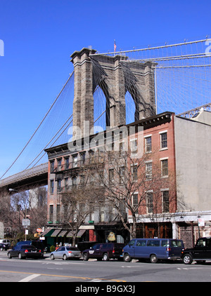 Il Ponte di Brooklyn torreggia su vecchio appartamento case su Fulton Street, Brooklyn, New York City, Stati Uniti d'America Foto Stock