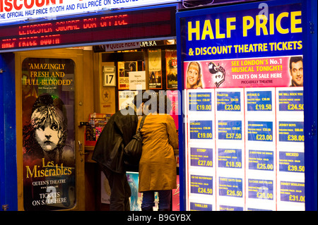 Tariffe di biglietti di teatro in vendita nel West End di Londra Regno Unito Foto Stock