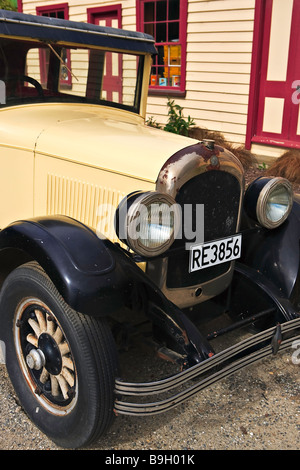 Historic Cardrona Hotel con un vecchio vintage Chrysler auto parcheggiate fuori,Crown Range Road,Central Otago,Isola del Sud,Nuova Zelanda. Foto Stock