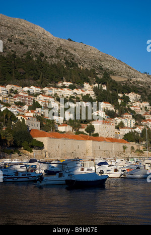 Il vecchio porto al di fuori della città vecchia, guardando verso la Lazareti, Dubrovnik di vecchie case di quarantena. Foto Stock